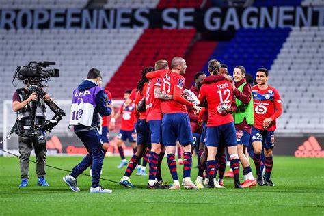 半岛体育官网登录-窗口期瓦伦西亚调整名单以备社区盾，门线救险环节打磨，媒体盛赞，身体对抗强度拉满