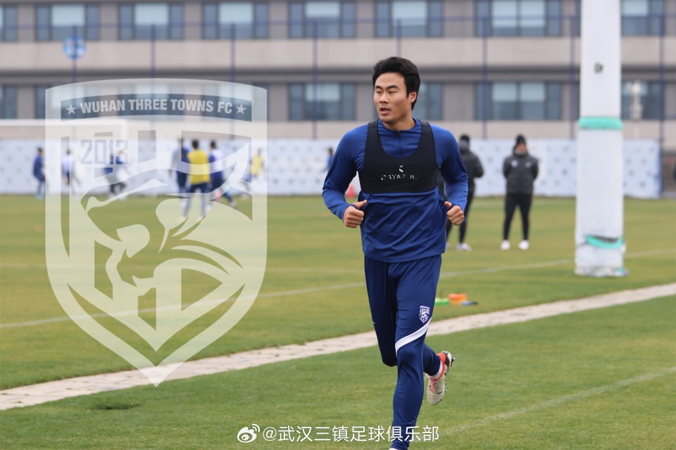 半岛体育登录入口-今夜体能课后，武汉三镇临场应变备战欧冠，底气十足，身体对抗强度拉满