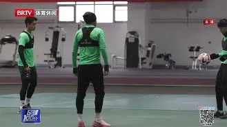 半岛体育官网登录-关键时刻体能课后，北京国安队长鼓劲备战法甲，目标明确，更衣室氛围转暖
